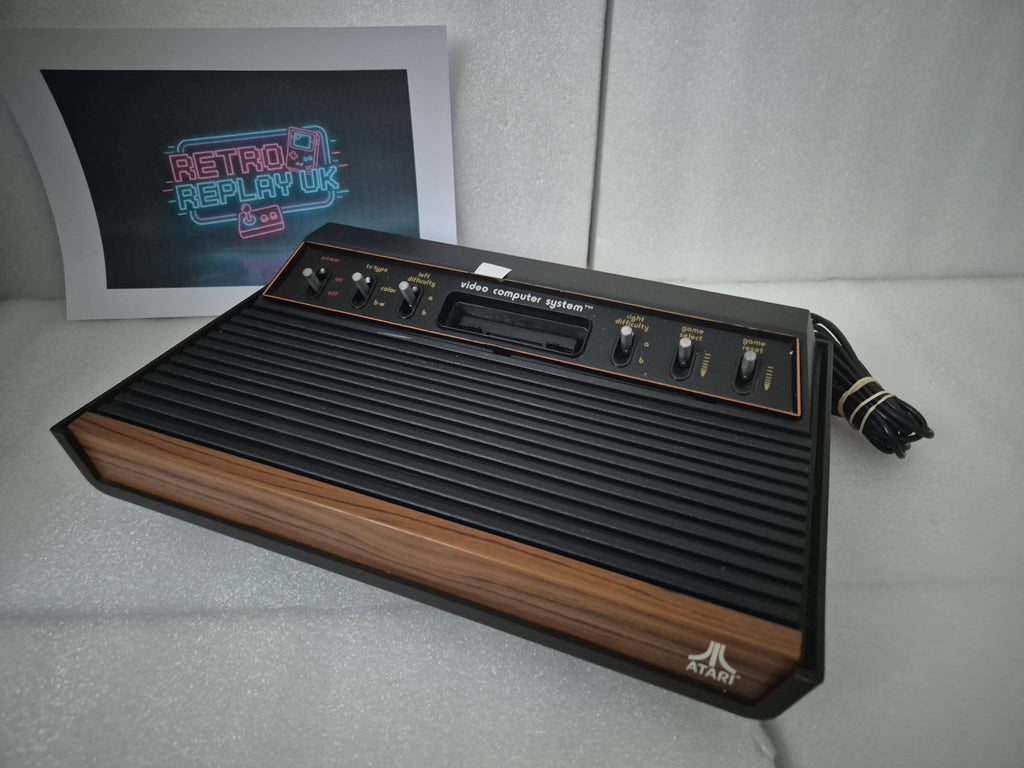 Atari 2600 – Pack Console Reconditionnée – Joystick & Jeu Inclus – Prête à Jouer